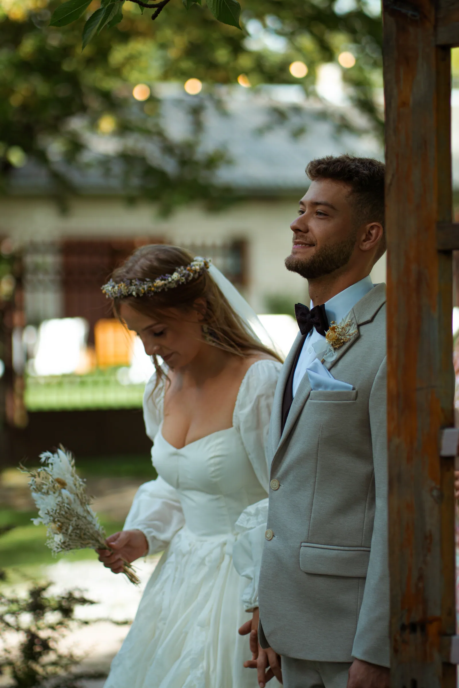 Para młoda przy drewnianej stodole w słoneczne popołudnie