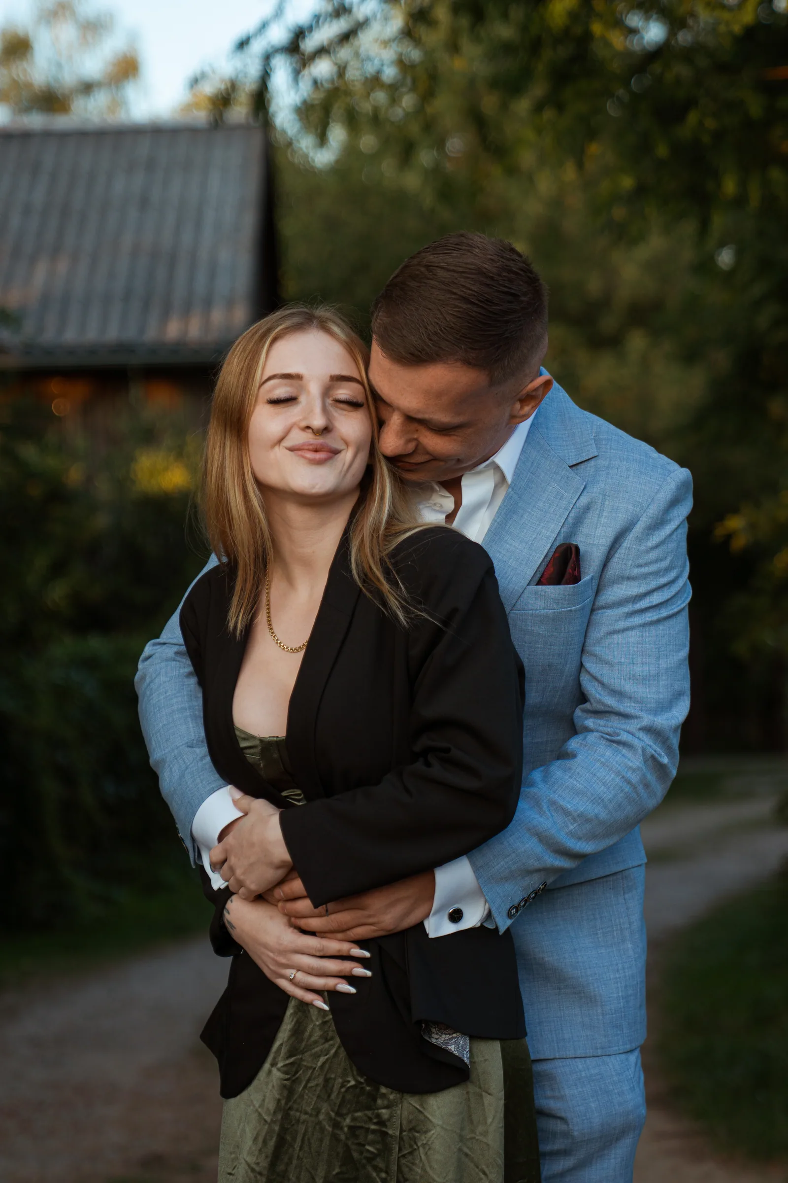 Para przytulona na ścieżce o zmierzchu
